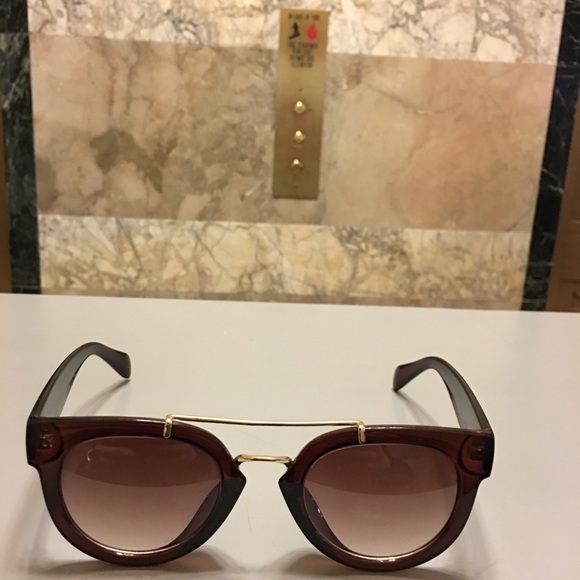 Need help finding the name of this sunglasses🙏🏻 - Picture 2 of 8